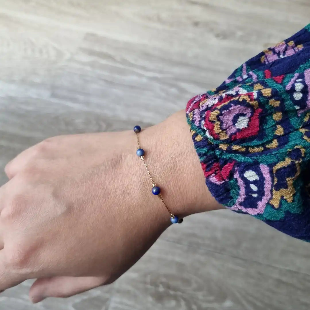 Bracelet lapis lazuli meera minimaliste et élégant