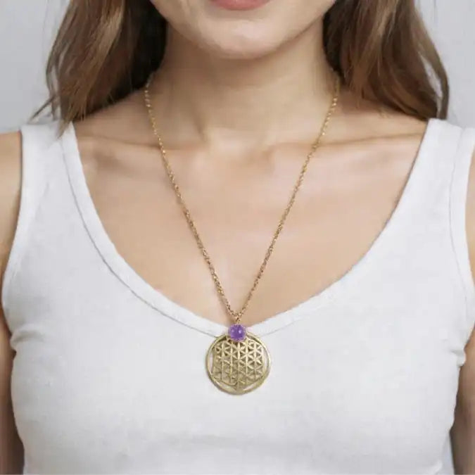 collier fleur de vie doré porté 